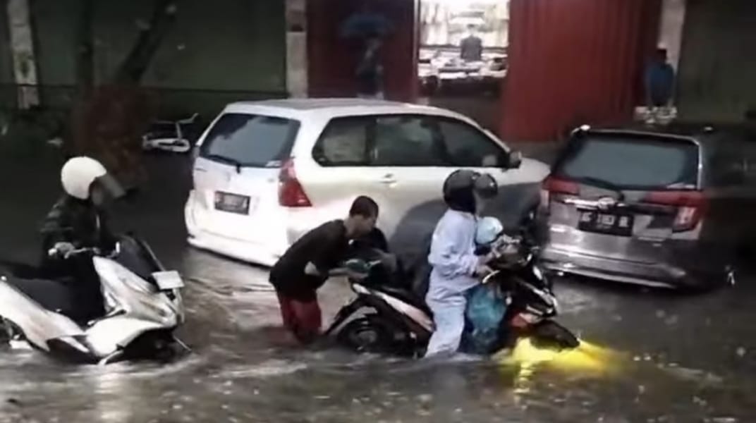 Hujan Deras, Sejumlah Ruas Jalan di Kota Kediri Terendam Banjir