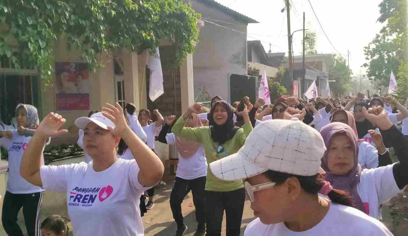 Meriah, Ratusan Emak-emak Senam Sehat Bersama Bunda Fey di Bujel Kediri