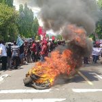 Demo Tuntut Pencopotan Ketua LMDH, Warga Satak Bakar Ban Bekas Depan KPH Kediri