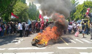 Demo Tuntut Pencopotan Ketua LMDH, Warga Satak Bakar Ban Bekas Depan KPH Kediri