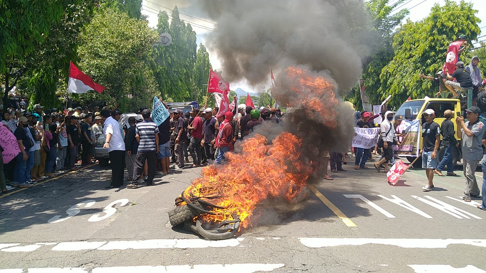 Demo Tuntut Pencopotan Ketua LMDH, Warga Satak Bakar Ban Bekas Depan KPH Kediri