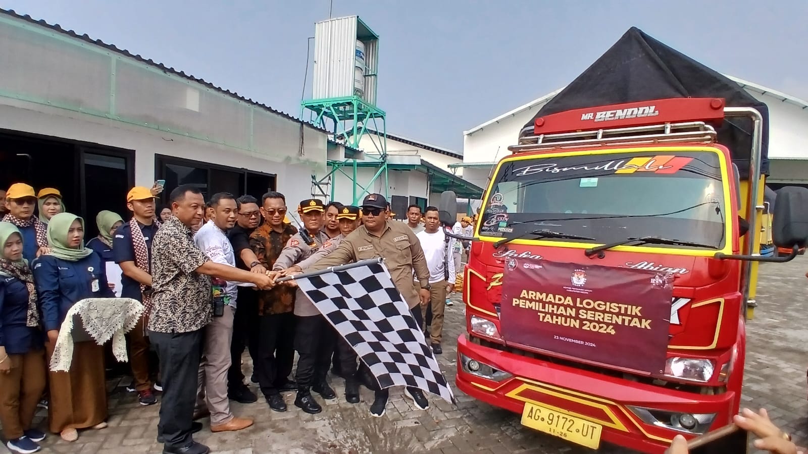 Komisi Pemilihan Umum Kabupaten Kediri Distribusikan Logistik Pilkada Serentak 2024