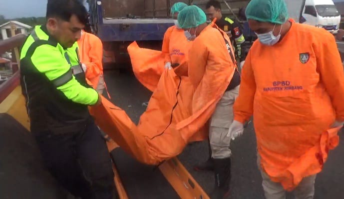 Tak Konsentrasi, Pelajar Jombang Meninggal Tabrak Truk Mogok di Flyover Peterongan