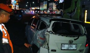 Minibus Terobos Palang Pintu Ringsek Ditabrak Kereta Api di Kediri