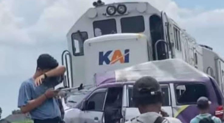 Ambulans RS Gambiran Tertabrak Kereta Api Matarmaja di Kras Kediri, Sopir Meninggal