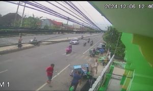 CCTV Kecelakaan di Jombang, Pemotor Tabrak Penjual Bakso Putar Balik, Masuk Selokan