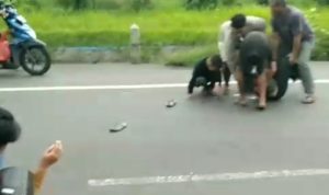 Brakk! Pengendara Gerobak Rongsokan Kabur, Tiga Orang Tergeletak di Jalan Jombang