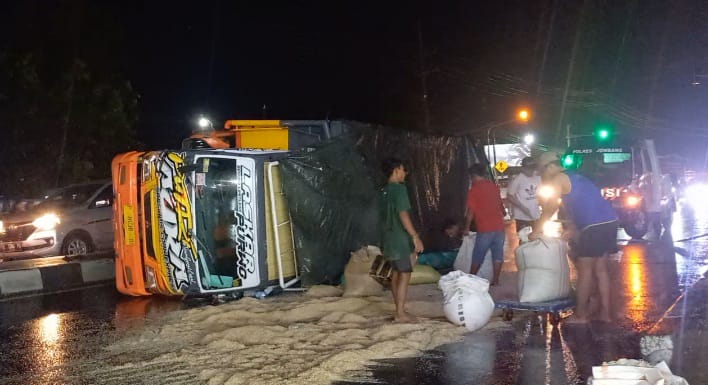 Sopir Mendadak Banting Setir, Truk Muatan Beras Terguling di Jombang, Begini Kondisinya