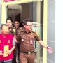 Pakai Rompi Merah, Tangan Diborgol, Kepala Desa di Nganjuk Ditahan Kejaksaan