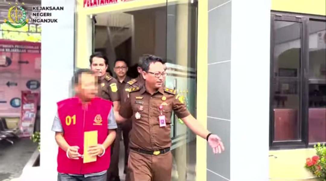 Pakai Rompi Merah, Tangan Diborgol, Kepala Desa di Nganjuk Ditahan Kejaksaan