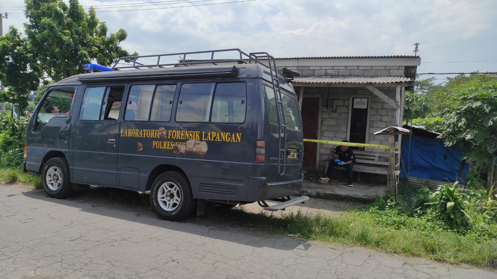 Kediri Gempar! Sekeluarga Tergeletak di Rumah, Anak 2 Tahun Tak Bernyawa