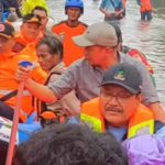 Mensos Naik Perahu Karet di Area Banjir Jombang, Beri Bantuan Senilai Rp300 Juta