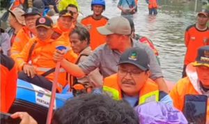 Mensos Naik Perahu Karet di Area Banjir Jombang, Beri Bantuan Senilai Rp300 Juta