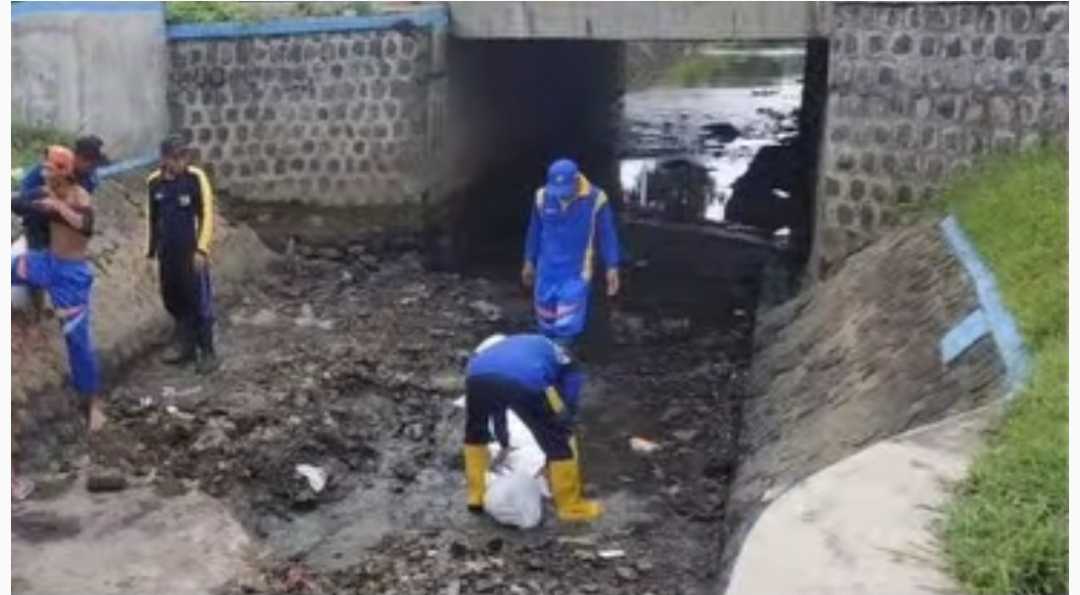 Gerak Cepat, PUPR Jombang Perbaiki Lantai Pelat Hulu Bendung di Kertorejo yang Rusak