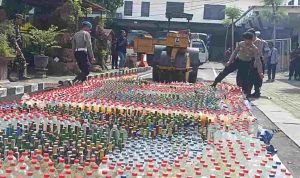 3.627 Botol Miras Ilegal Dimusnahkan Polres Jombang, Bau Alkohol Langsung Menyengat