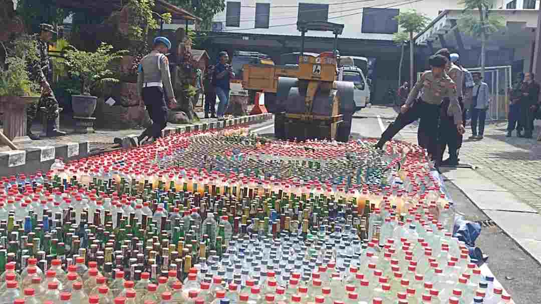 3.627 Botol Miras Ilegal Dimusnahkan Polres Jombang, Bau Alkohol Langsung Menyengat