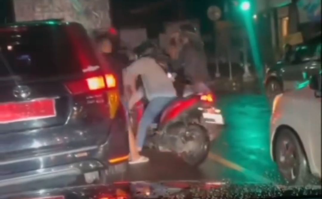 Viral Video 2 Pria Adang Mobil Pelat Merah dan Suara Letusan Senjata di Kediri, Ini Sosoknya