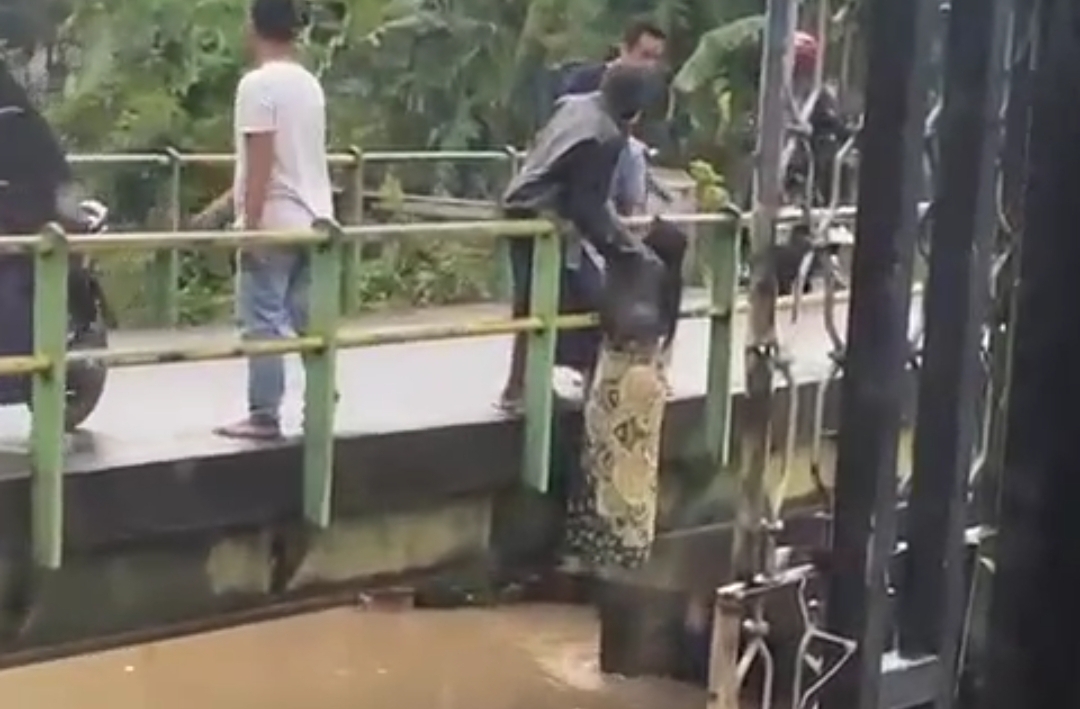 Pemandu Lagu Hendak Bunuh Diri di Jembatan di Jombang, Motifnya Begini, Jangan Ditiru!