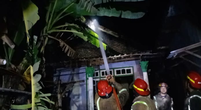 Dini Hari, Rumah Kakek Yasimin di Jombang Terbakar Hebat