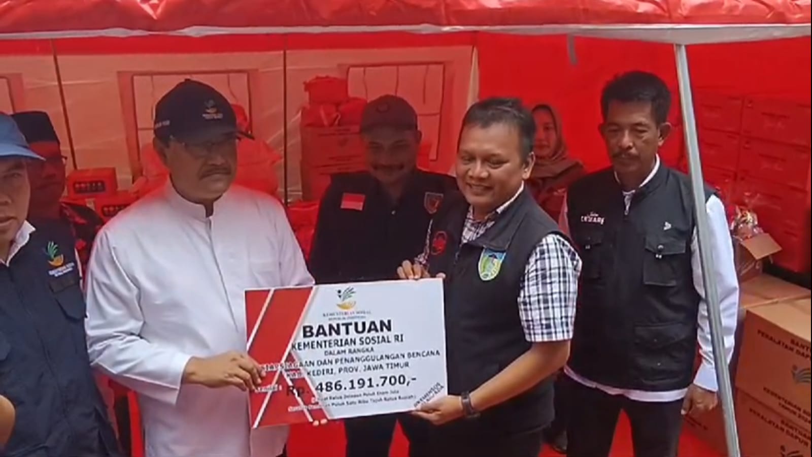 Resmikan Lumbung Sosial di Kediri, Mensos Gus Ipul Serahkan Bantuan Senilai Rp486 Juta