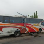 Dua Kecelakaan Awal Tahun di Jombang, Truk Tabrak Warung dan Bus Mira Hantam Tiang PJU