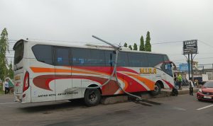 Dua Kecelakaan Awal Tahun di Jombang, Truk Tabrak Warung dan Bus Mira Hantam Tiang PJU