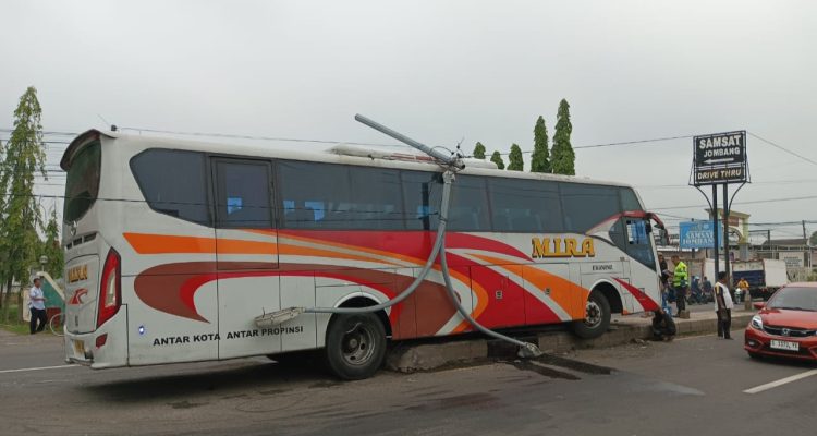 Dua Kecelakaan Awal Tahun di Jombang, Truk Tabrak Warung dan Bus Mira Hantam Tiang PJU