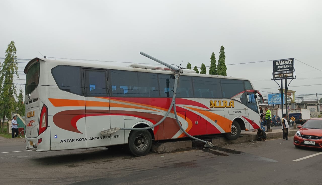 Dua Kecelakaan Awal Tahun di Jombang, Truk Tabrak Warung dan Bus Mira Hantam Tiang PJU