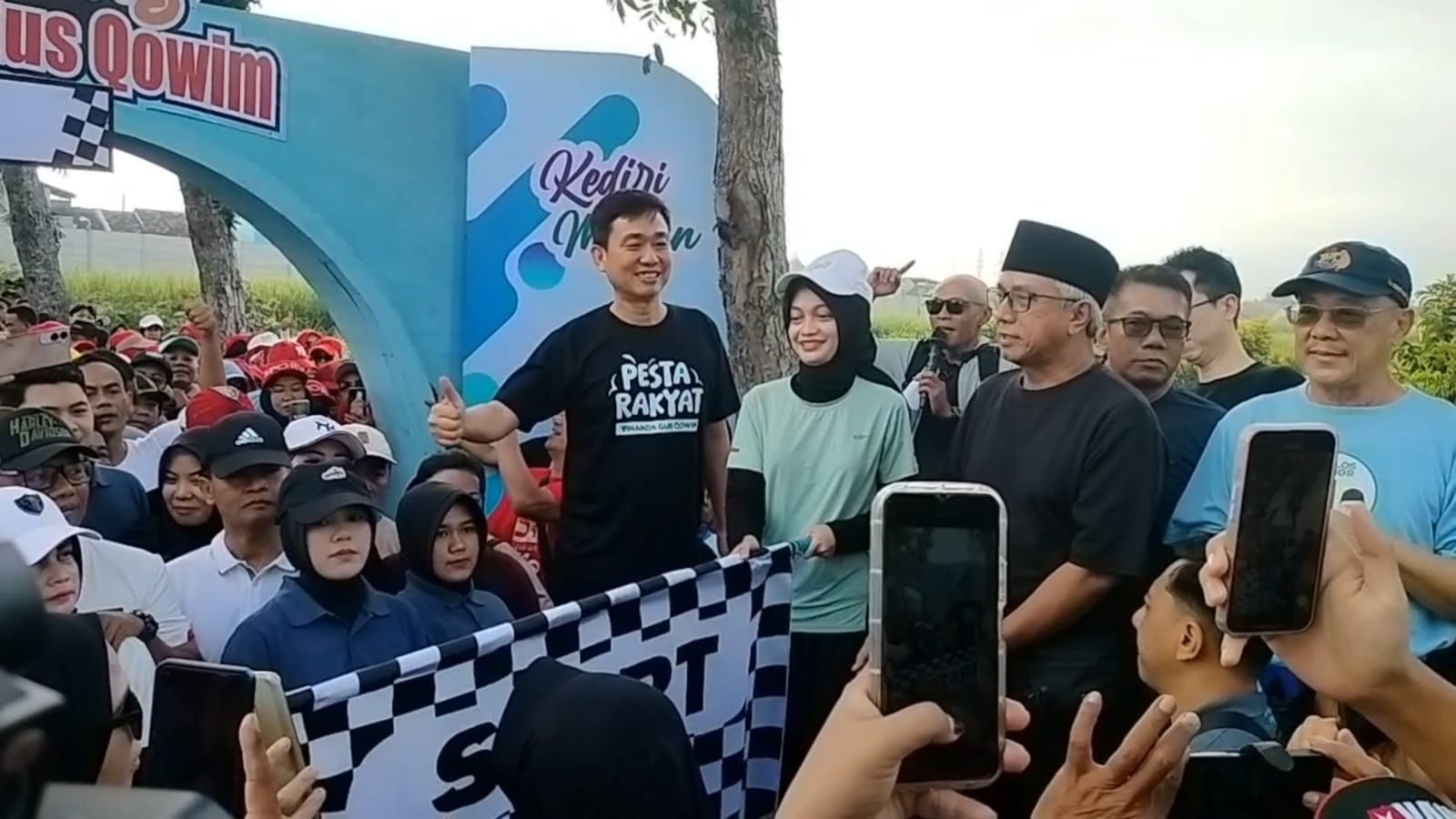 Meriah, Ribuan Warga Kediri Ikuti Jalan Sehat Pesta Rakyat Vinanda-Gus Qowim