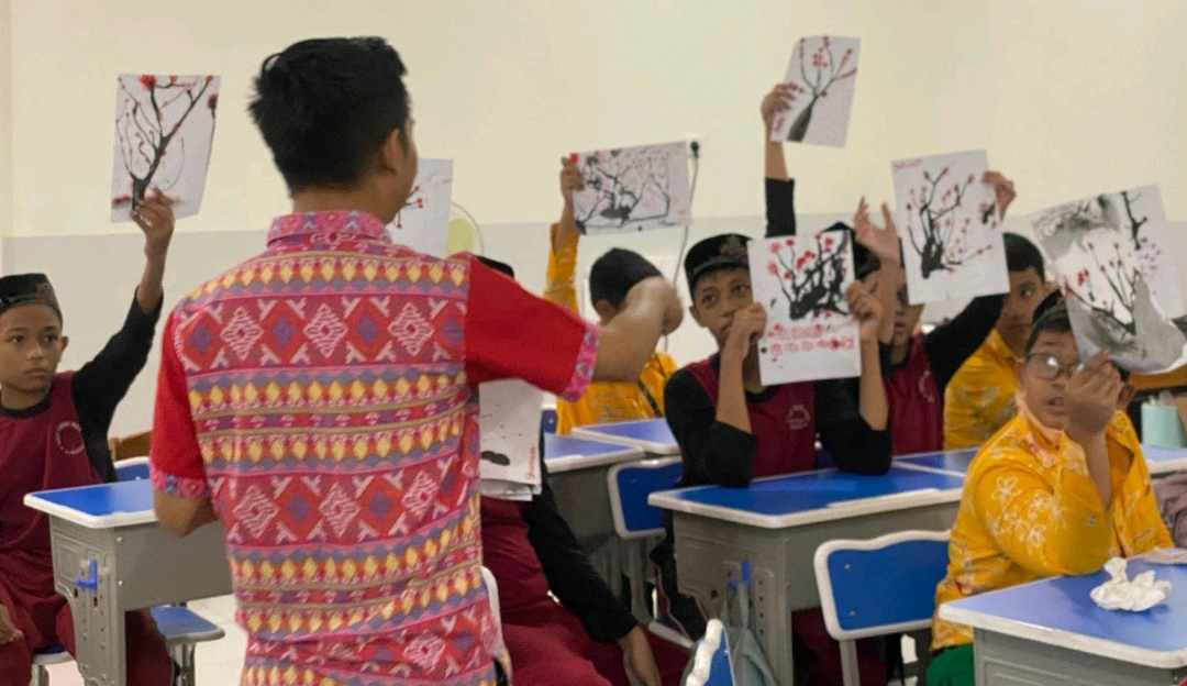 Unesa Ajari Siswa SD Islam Cheng Hoo Surabaya Seni Lukis Tiup Tiongkok