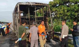 Bus Terbakar di Tol Nganjuk, Penampakannya Tinggal Kerangka