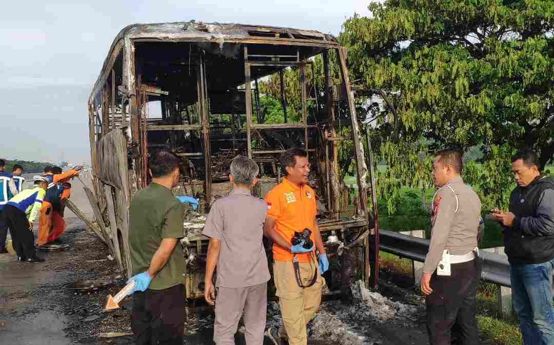 Bus Terbakar di Tol Nganjuk, Penampakannya Tinggal Kerangka