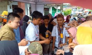 Keseruan Gerebek Pentol di Jombang, Warga Rela Berdesakan Meski Diguyur Hujan