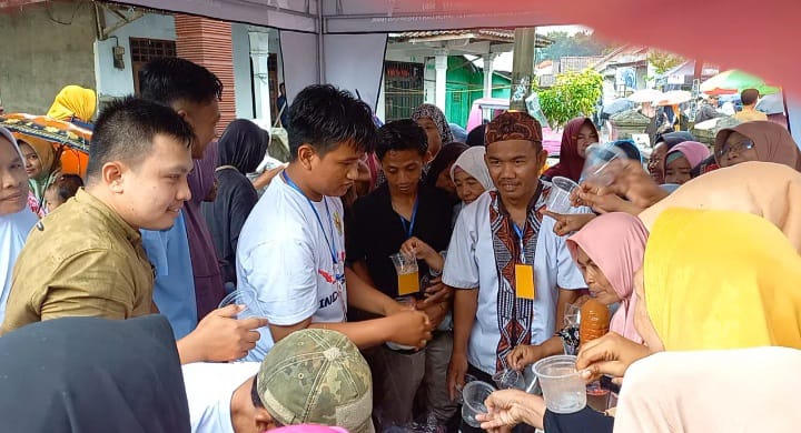 Keseruan Gerebek Pentol di Jombang, Warga Rela Berdesakan Meski Diguyur Hujan