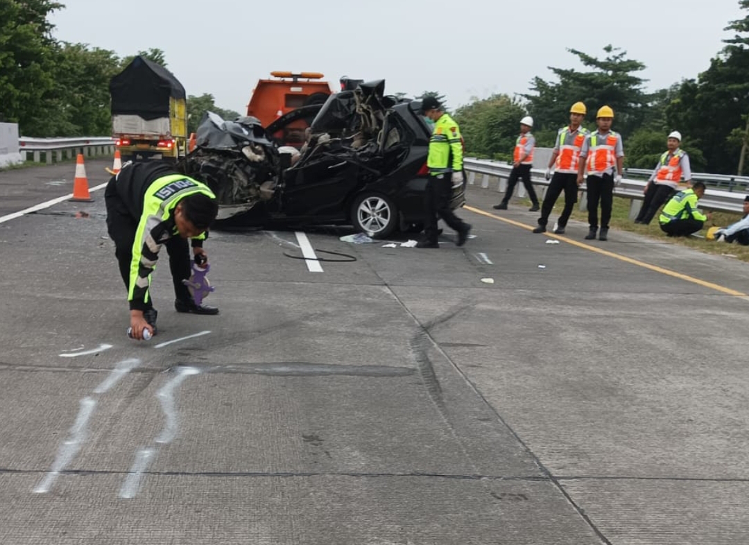 Kecelakaan di Tol Jombang, 2 Pegawai Dinsos Tewas, Mobil Avanza Rusak Parah