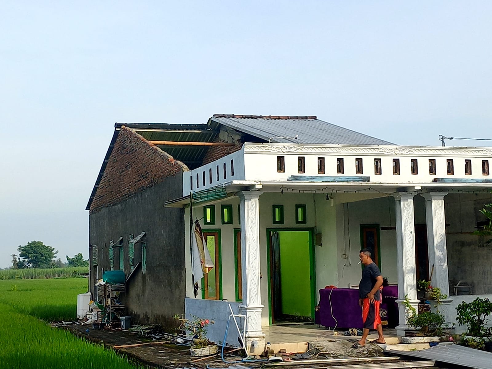 Korban Angin Kencang di Jombang Saksikan Detik-detik Atap Terbang, Lho Rumahku!