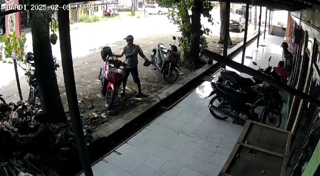 Bikin Resah Warga Jombang, Maling Motor Beraksi Siang Hari di Warung Sate Pesantren