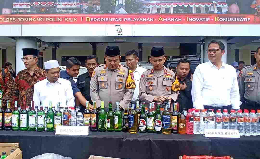 Polisi Jombang Gagalkan Pengiriman Arak Satu Mobil Pikap dari Bali, Sita 2.600 Botol Miras