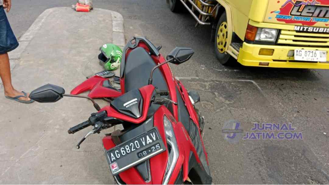 Pengendara Motor Jatuh ke Kolong Truk Gandeng di Jombang, Innalillahi 