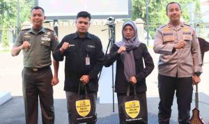 Menyambut Ramadan, Polri Bagikan Paket Sembako untuk Mahasiswa dan Warga Kediri