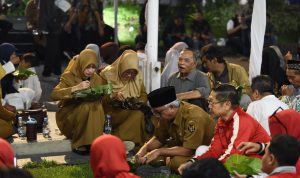 Tanpa Sekat, Momen Wali Kota dan Wawali Kediri Berbuka Puasa Bersama Ribuan Warga