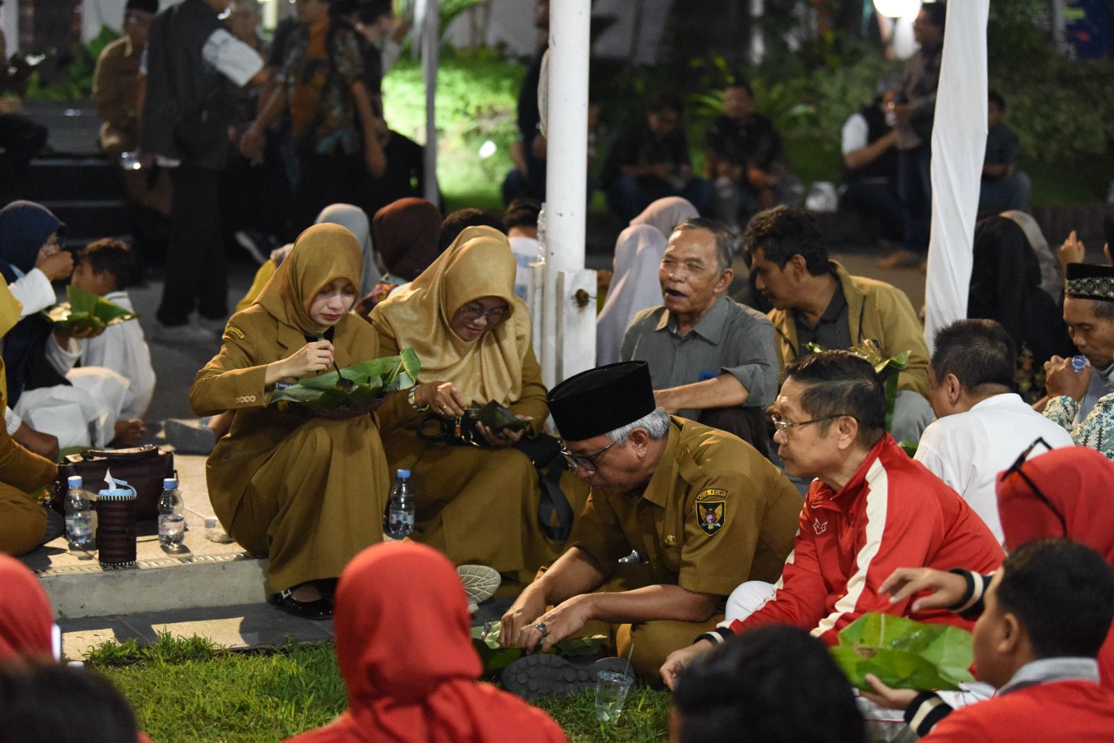 Tanpa Sekat, Momen Wali Kota dan Wawali Kediri Berbuka Puasa Bersama Ribuan Warga