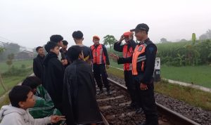 Madiun, Jurnal Jatim - PT Kereta Api Indonesia (KAI) Daop 7 Madiun menegaskan larangan aktivitas di kawasan jalur rel Kereta Api (KA).