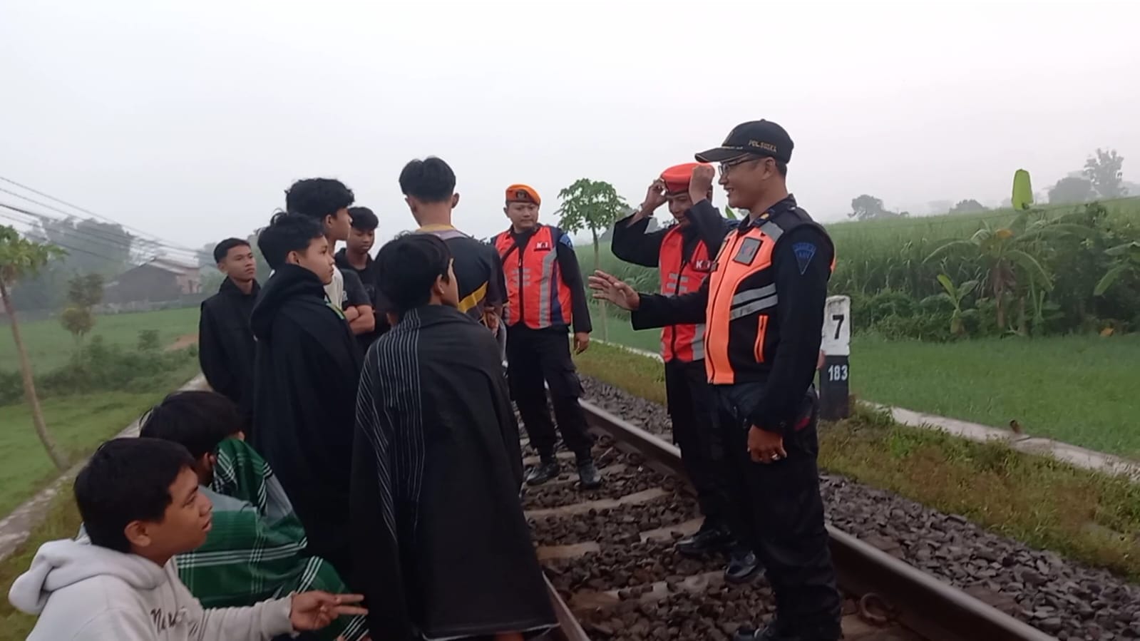 Madiun, Jurnal Jatim - PT Kereta Api Indonesia (KAI) Daop 7 Madiun menegaskan larangan aktivitas di kawasan jalur rel Kereta Api (KA).