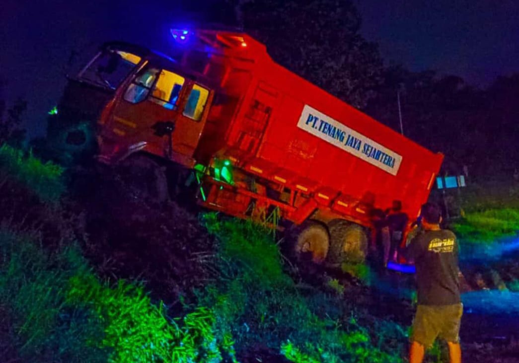 Hati-hati Pelemparan Batu Terjadi Lagi di Jombang, Truk Kecelakaan, Sopir Luka Parah