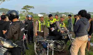 Jalanan Desa Manggis Kediri Ramai Setelah Sahur, Polisi Datang, 6 Motor Disita