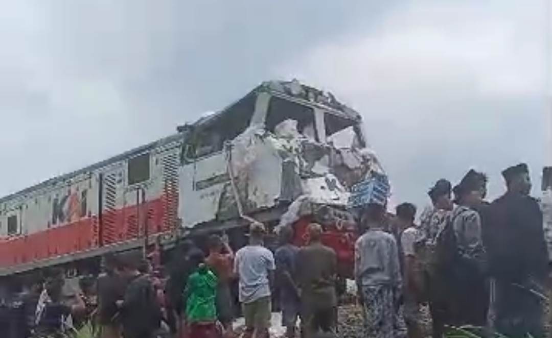 Kereta Api Kertanegara Rusak Parah Tabrak Truk di Kediri