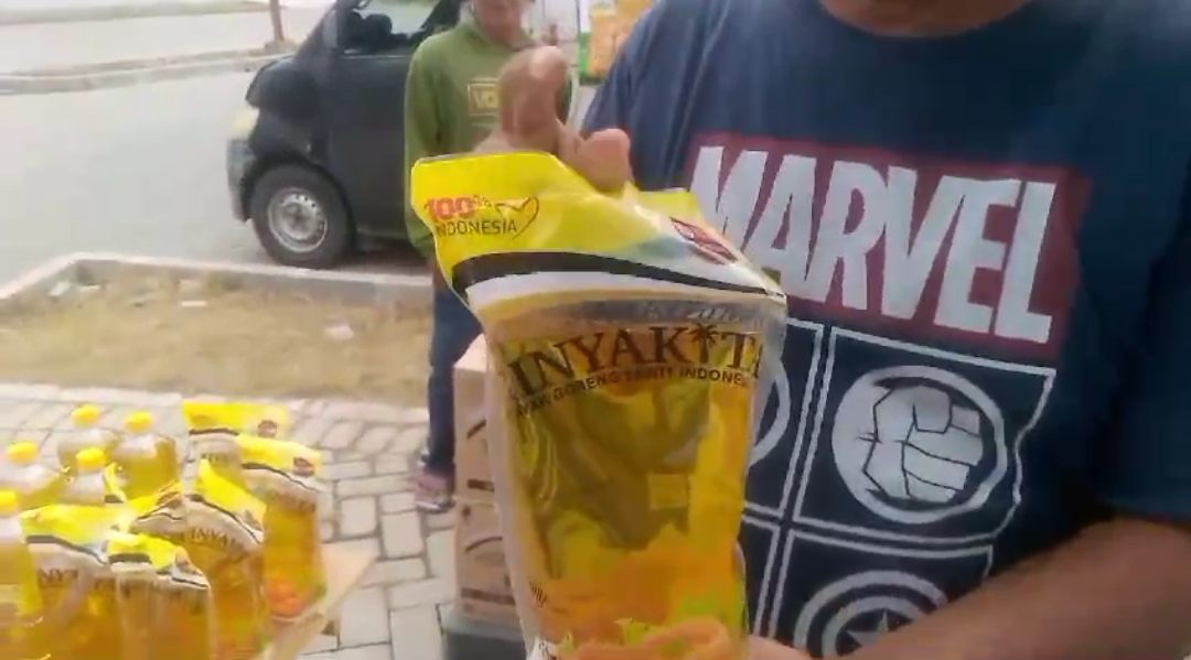 Tebus Murah Minyakita di Pasar Ramadan Sentra Kuliner Jombang Diserbu Warga