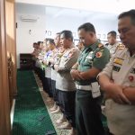 Kediri, Jurnal Jatim - Personel kepolisian di Kediri menggelar salat gaib dan doa bersama untuk tiga orang polisi yang meninggal dunia