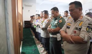 Kediri, Jurnal Jatim - Personel kepolisian di Kediri menggelar salat gaib dan doa bersama untuk tiga orang polisi yang meninggal dunia